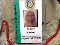 Credencial da Assembléia de Khadawi, parlamentar morta em Bagdá, é colocada por familiares na porta da sua casa, onde foi baleada