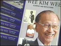 Ông Hoàng Kim Huy trên bìa cuốn sách về cuộc đời của ông