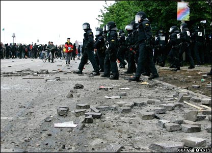 Cảnh sát đứng gần vỉa hè bị cậy