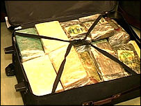 Mala com drogas apreendidas