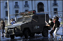 Choque entre polícia e manifestantes anti-Pinochet em Santiago