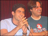 رائول رای (سمت راست) و حسين از هنرمندان هندی که به همراه سونی نيگام به کابل آمده اند