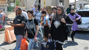 لاجئوون سوريون متوجهون إلى لبنان