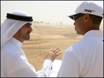 Tiger Woods analisa o local onde será construído o projeto. Foto: Tiger Woods Dubai
