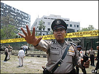 Policial impede acesso a embaixada da Austrália em Jacarta