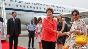 Dilma Rousseff é recebida por autoridades indianas ao desembarcar no país