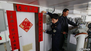 中國海監船在釣魚島海域(新華社圖片)