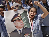 Estudandes da cidade natal do general Michel Suleiman, Aamchit, comemoram sua indicação à presidência