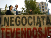 O Conselho de Segurança da ONU aprovou nesta segunda-feira uma proposta para abrir discussões sobre o futuro de Kosovo.