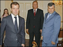 راست به چپ: باگاپش رئیس جمهور آبخاز، کوکویتی رهبر اوستیای جنوبی، مدودف