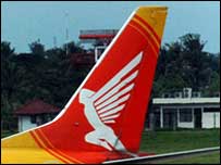 نشان خطوط آدام اير بر دم هواپيما