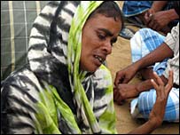 Weeping relatives (photo Wasantha Chandrapala)