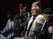  محمد حسين کيانی پيرترين شاهنامه خوان ايرانی که در جشنواره رزم رستم و سهراب را خواند و اجرا کرد.