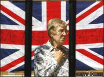 Londýňanka před nápisem We are not afraid