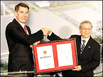 Giám đốc sản suất Intel, Rick Howarth và ông Phan Chấn Trực, Giám đốc Khu công nghệ cao Tp HCM