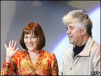 Carmen Maura (esq.) e Pedro Almodóvar