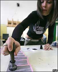 برگه های رای در يک حوزه انتخاباتی آماده می شوند