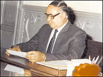 سلطانعلی کشتمند در دفتر کار خود در سالهای 80 ميلادی (تصوير برگفته از کتاب "يادداشتهای سياسی و رويدادهای تاريخی" نوشته سلطانعلی کشتمند)