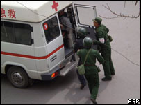 Militares chineses inspecionam ambulância