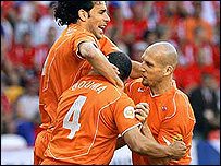 Holandeses abrem placar e comemoram gol