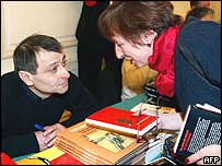 Cesare Battisti při setkání s francouzskými čtenáři