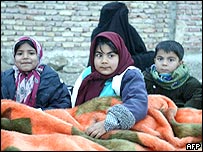 بچه ها در روستای دهويه خود را برای استراحت شبانه در فضای آزاد آماده می کنند