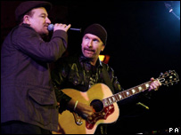Bono e The Edge durante apresentação beneficente em Londres