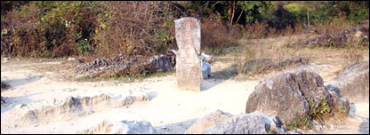 Cột mốc cũ của biên giới Việt Trung gần thác Bản Giốc