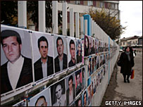 Fotografi të të humburve në Prishtinë