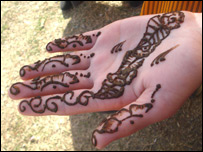 دستان پر نقش