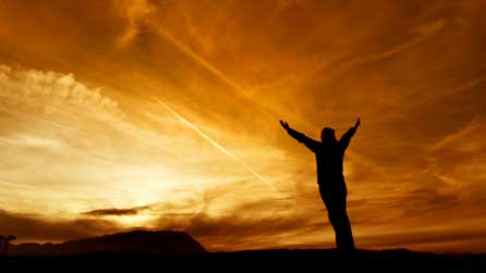 Ffydd, person gyda'i freichiau i fyny