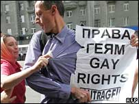 Tatchell đã bị đấm vào mặt trước khi bị giữ