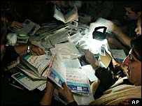 شمارش آرا در اربيل در حالی که برق رفته است