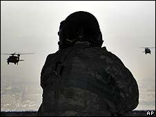 نیروهای آمریکایی در حال گشت زدن