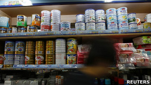 香港「奶粉荒」近年相当严重。原因无他，自三聚氰胺毒奶粉事件起。