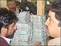 اصلاح قانون بانکداری افغانستان را حامد کرزی به امضا رساند