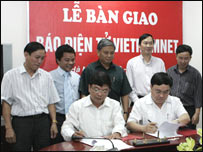 Thứ trưởng Bộ Thông tin và Truyền thông Đỗ Quý Doãn (phải) và Phó Tổng Giám đốc VNPT Phan Hoàng Đức tại lễ bàn giao