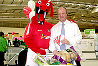 Nigel Roberts, rheolwr Asda gyda Wrex, masgot CPD Wrecsam