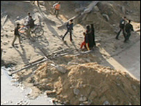 Các lực lượng Israel đã bao vây Gaza cả từ trên không và trên bộ