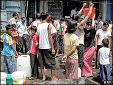 Xếp hàng mua nước ở Rangoon