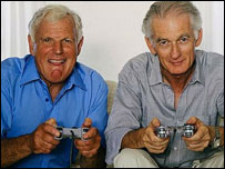 年长者玩电脑游戏