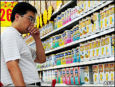 北京某超市内一名男士在奶粉货架前驻足（9/7/2010）