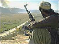 Karayolunu gözleyen bir Afgan savaşçı