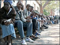 Fila de eleitores para votar no Zimbábue