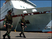 Policiais armados protegem o porto de Atenas
