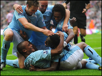 Tranh bóng trước khung thành của Man City