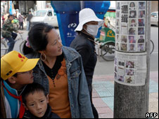 Ảnh người Tây Tạng đang bị truy nã dán trên cột điện