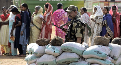 कोलकाता से 200 किलोमीटर दूर लालगढ़ में मतदान