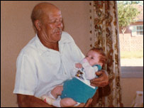 Luciana ainda bebê no colo do avô