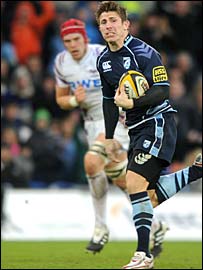 Richard Mustoe yn rhedeg yn glir i sgorio i'r Gleision